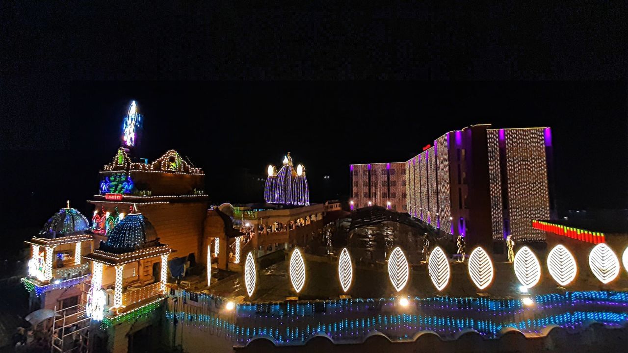 મંદિરની મુખ્ય દિવાલ ઉપર કલરફુલ રોશની થી જય રણછોડ માખણ ચોર અને 148 મી રથયાત્રામાં સૌને આવકારતો સંદેશ પણ મૂકવામાં આવ્યો છે.