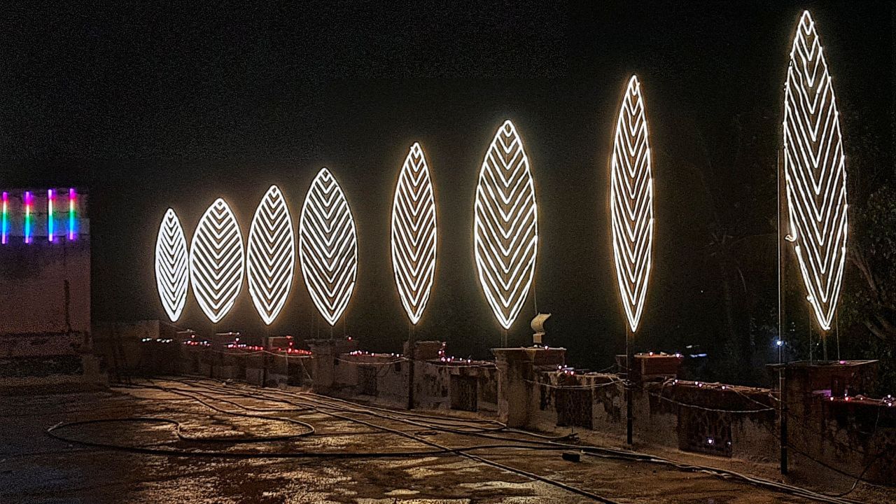 જેમ ભગવાનને સુંદર કલાત્મક વાઘાઓથી શણગારવામાં આવે છે તેવી જ રીતે જગન્નાથ મંદિરને પણ કલરફુલ રોશની થી શણગારવામાં આવ્યું છે. ભગવાનનું લાખેણું મામેરુ પણ ભક્તોના દર્શન માટે રાખવામાં આવ્યું છે. 