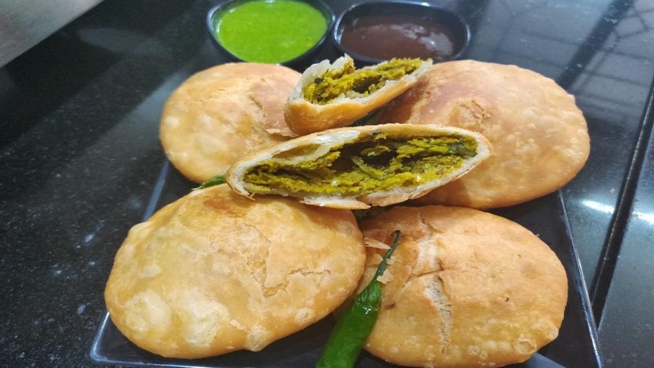 ચોમાસાની ઋતુમાં મસાલેદાર ખાવાનું ખાવાનો શોખ મોટાભાગના દરેક લોકોને હોય છે. ત્યારે આજે આપણે બેસન કચોરી બનાવવાની સરળ રેસિપી જોઈશું. 