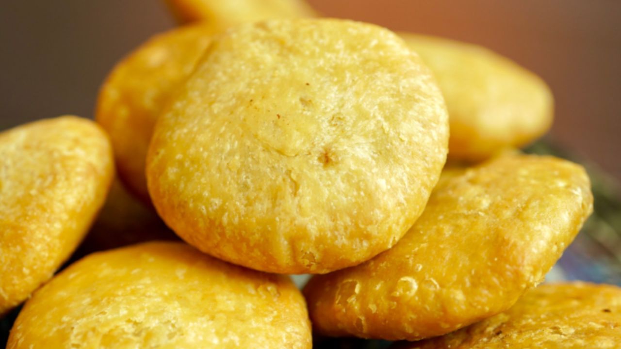 બેસન કચોરી બનાવવા માટે મેંદાનો લોટ, ચણાનો લોટ, વાટેલું લાલ મરચું, ધાણા પાવડર, ઘી, વરિયાળી, અથાણાનો મસાલો,જીરું, તેલ અને મીઠાંની જરુર પડશે.