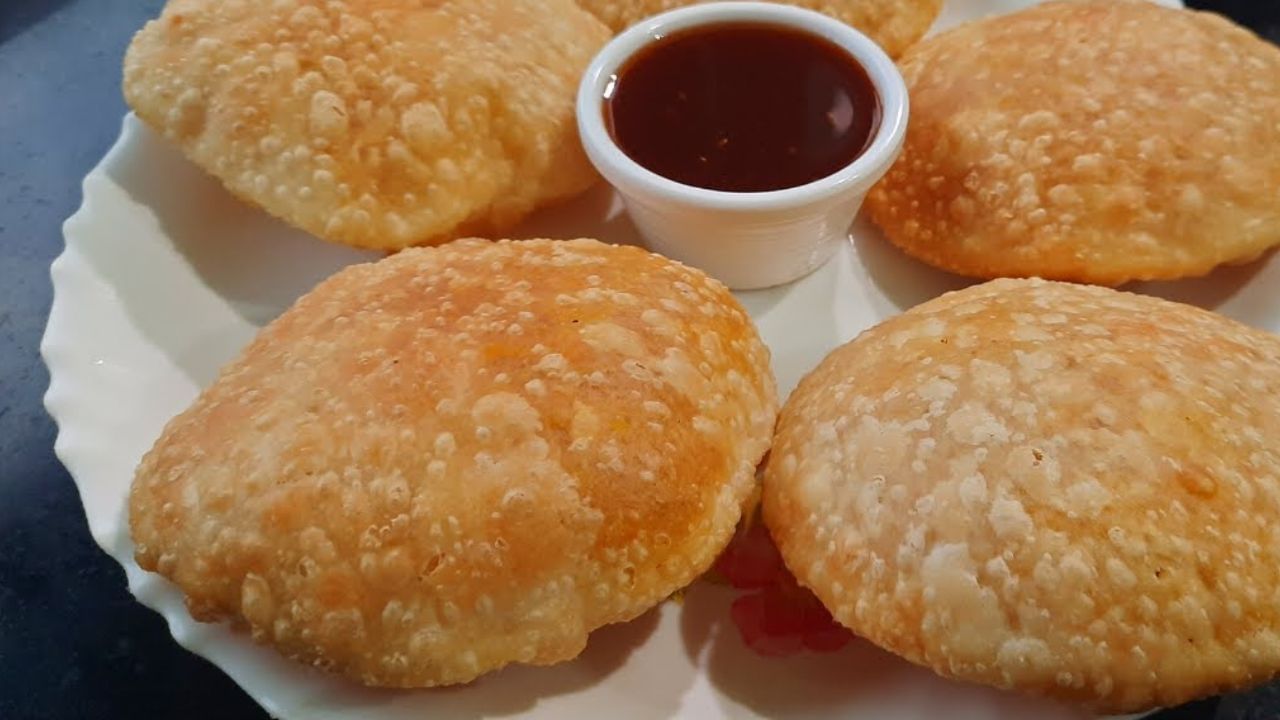 હવે એક પેનમાં તેલ ગરમ કરવા મુકો. તેમાં હિંગ, જીરું અને વરિયાળી ઉમેરો. આ પછી તેમાં સમારેલી ડુંગળી અને લીલા મરચા નાખી થોડી વાર સાંતળી લો.