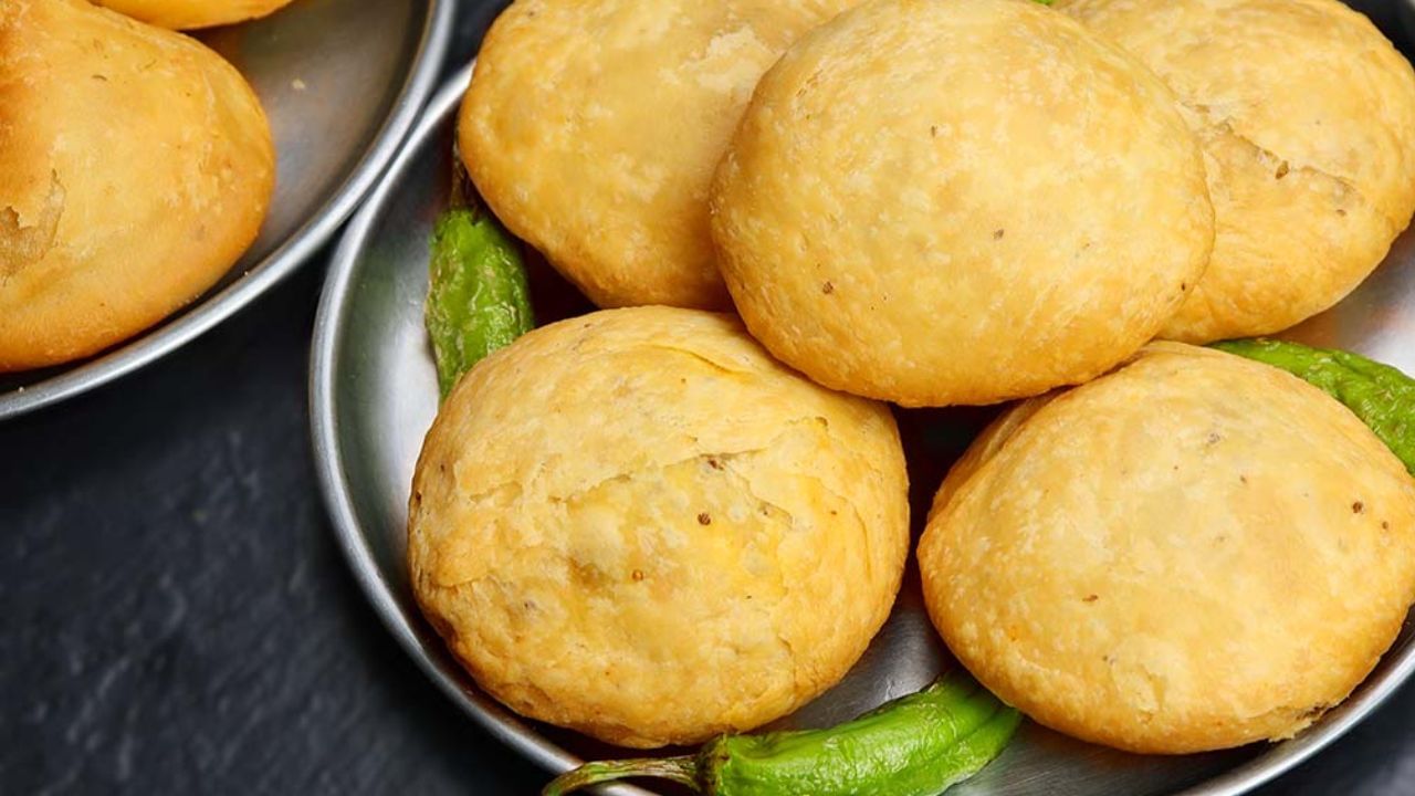 ત્યારબાદ તેમાં ચણાનો લોટ ઉમેરી બરાબર સાંતળી લો. પછી તેમાં અથાણાનો મસાલો, લાલ મરચું અને ધાણા પાવડર ઉમેરી બરાબર મિક્સ કરી લો. ગેસ બંધ કરી લો.