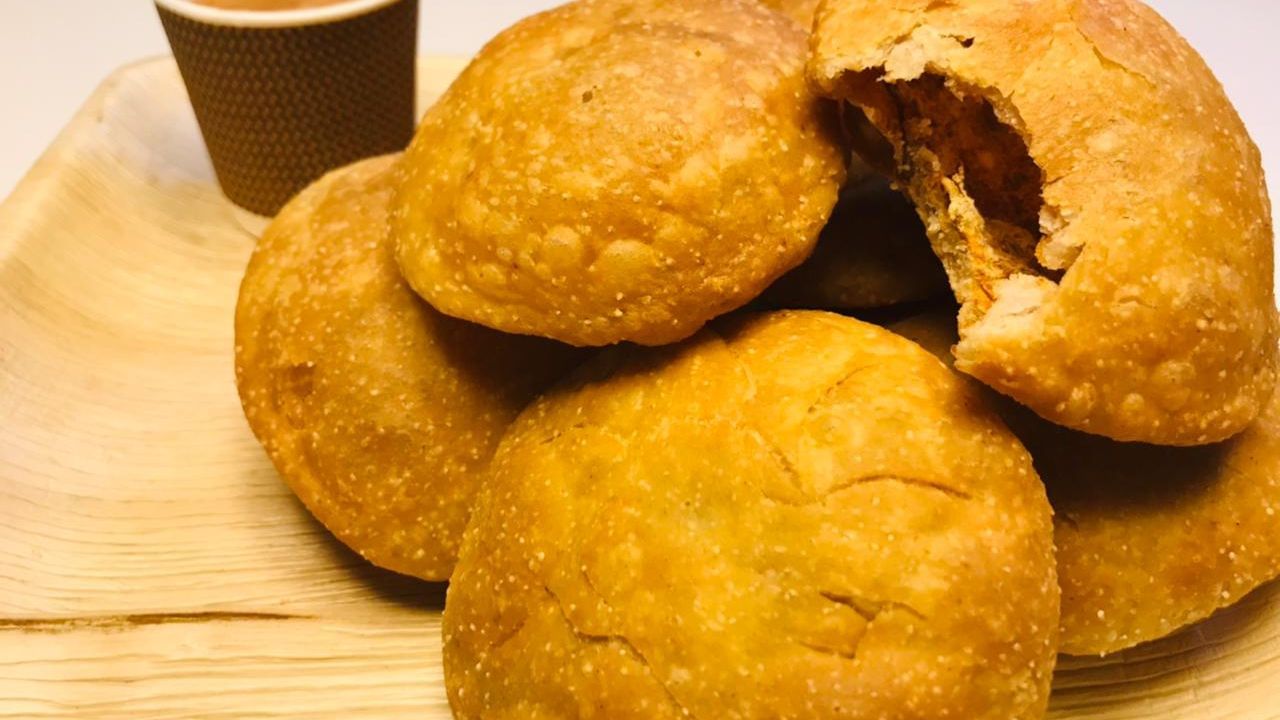 હવે બાંધેલા લોટમાંથી નાની પુરી બનાવી તેમાં ચણાના લોટનું સ્ટફિંગ ઉમેરી સારી રીતે કચોરી વાળી લો. જેથી સ્ટફિંગ બહાર ન આવે. ત્યારબાદ તેલ બરાબર ગરમ થયા પછી તેને ધીમી આંચ પર રાખો.