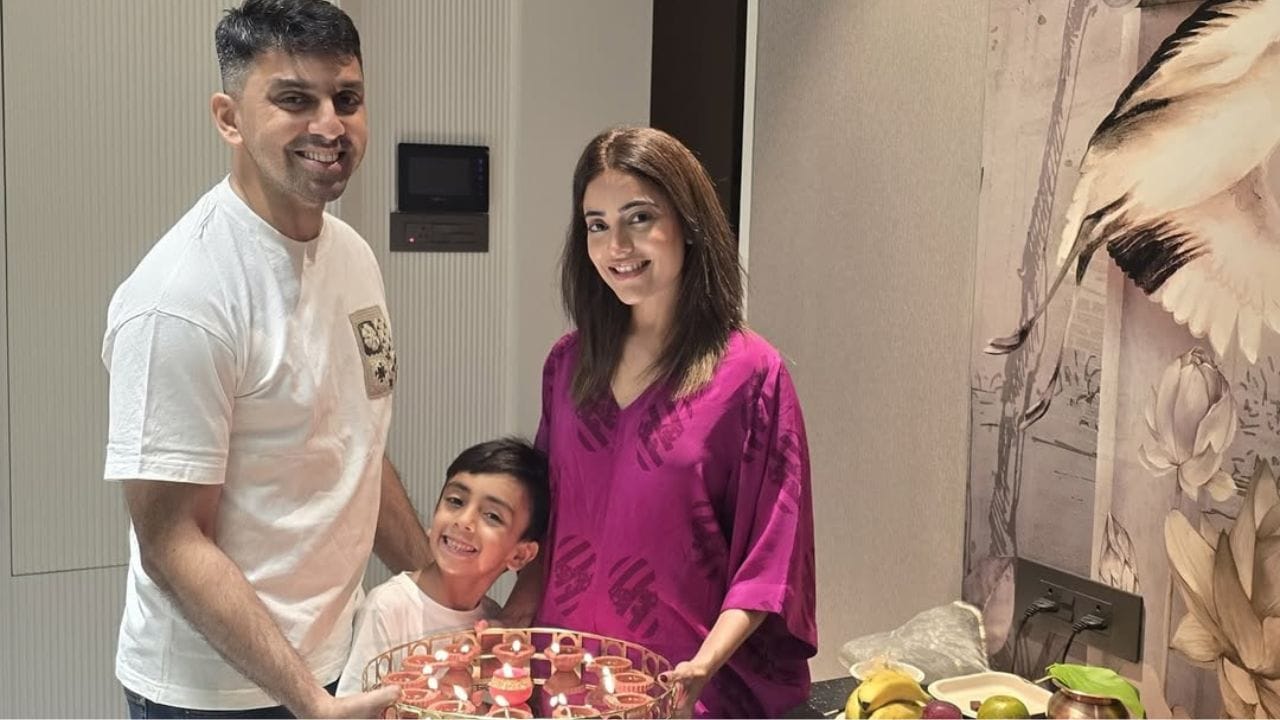 કાજલ અગ્રવાલની એક નાની બહેન નિશા અગ્રવાલ છે, જે તેલુગુ, તમિલ અને મલયાલમ ફિલ્મોમાં કામ કરે છે. નિશા અગ્રવાલે 28 ડિસેમ્બર 2013ના રોજ મુંબઈ સ્થિત ઉદ્યોગપતિ કરણ વાલેચા સાથે લગ્ન કર્યા, જે ગોલ્ડની જીમ ચેઇનના માલિક છે. 27 ઓક્ટોબર 2017ના રોજ એક પુત્રને જન્મ આપ્યો છે. 