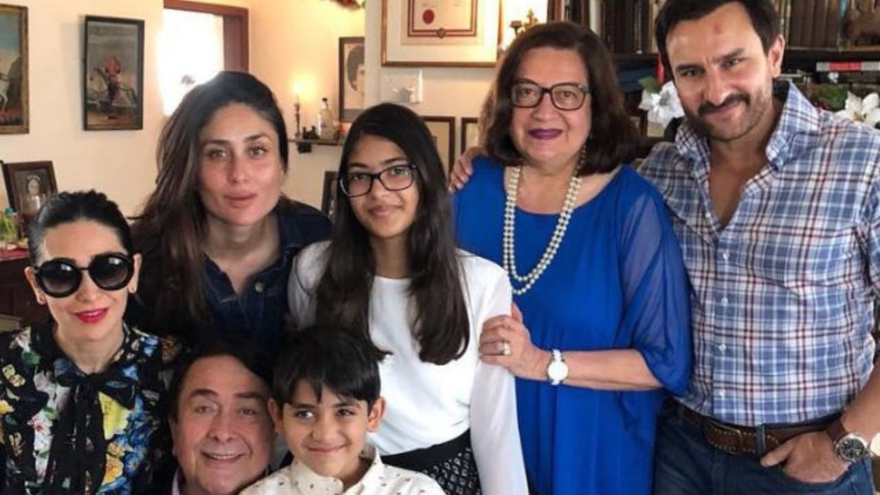 તમને જણાવી દઈએ કે, કરિશ્મા કપૂર બચ્ચન પરિવારની વહુ બનવાની હતી. કરિશ્મા કપૂરની સગાઈ મેગાસ્ટાર અમિતાભ બચ્ચનના પુત્ર અભિષેક બચ્ચન સાથે થઈ હતી. આ પછી, સગાઈ તૂટી ગઈ અને તેનું કારણ કરિશ્માની માતા બબીતા હતી.