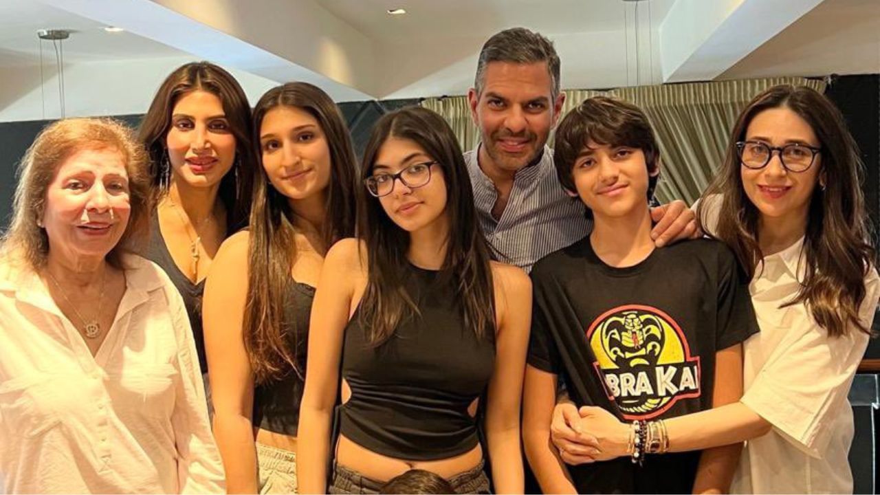 કરિશ્મા કપૂરને તેમના ઘરે "લોલો" કહીને બોલાવવામાં આવે છે. તેમના પિતા પંજાબી અને માતા બ્રિટિશ વંશની છે. તેમના માતાપિતા 1988 માં અલગ થઈ ગયા. તેનો ઉછેર તેમની માતા દ્વારા કરવામાં આવ્યો હતો, ઘણા વર્ષો સુધી અલગ રહ્યા પછી, 2007 માં આ દંપતીનું સમાધાન થયું.