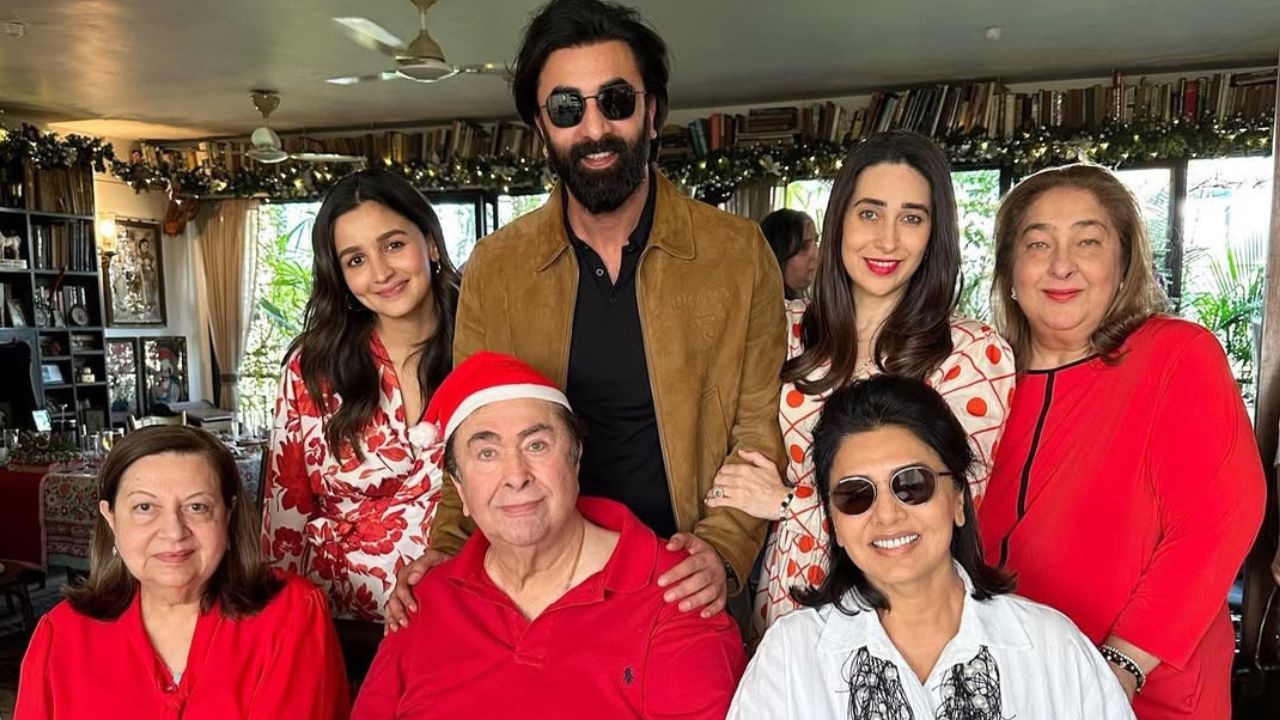 કરિશ્મા કપૂરે મુંબઈની કેથેડ્રલ અને જોન કોનન સ્કૂલમાં અભ્યાસ કર્યો અને પછી થોડા મહિના માટે સોફિયા કોલેજ ફોર વુમન, મુંબઈમાં અભ્યાસ કર્યો.બોલિવુડમાં કામ કરવા માટે તેમણે અભ્યાસ અધવચ્ચે જ છોડી દીધો હતો.