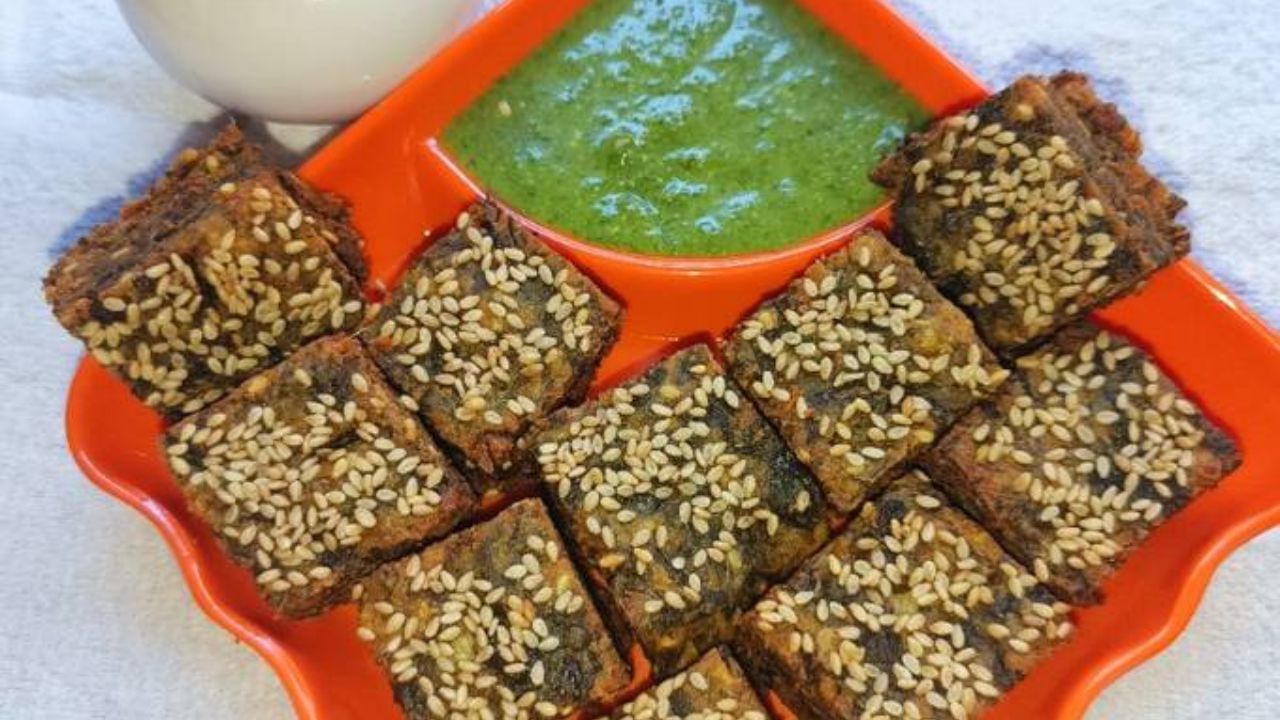 હવે એક વાસણમાં તેલ ગરમ કરવા લો. ત્યારબાદ કોથમીર વડી બંન્ને બાજુ ગોલ્ડન બ્રાઉન થાય ત્યાર સુધી ફ્રાય કરી લો. તમે શેલો ફ્રાય પણ કરી શકો છો. તમે કોથમીર વડીને ગરમા ગરમ સર્વ કરી શકો છો.