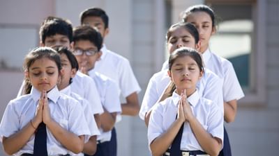 આજકાલના બાળકો માત્ર પાઠ્યપુસ્તકોમાંથી જ નહીં,પણ જીવનમાં મળતા અનુભવ, સંજોગો અને લાગણીઓમાંથી પણ અભ્યાસ કરેછે. બાળક જ્યારે જન્મે છે, ત્યારે તે એક ખાલી કાગળ સમાન હોય છે;  આ કાગળ પર આપણે જે વિચાર, મૂલ્ય અને અનુભવ લખીએ છીએ, તે જ તેના ભવિષ્યના ચિંતન-ધોરણ અને સ્વભાવ બની જાય છે. ( Credits: Getty Images )