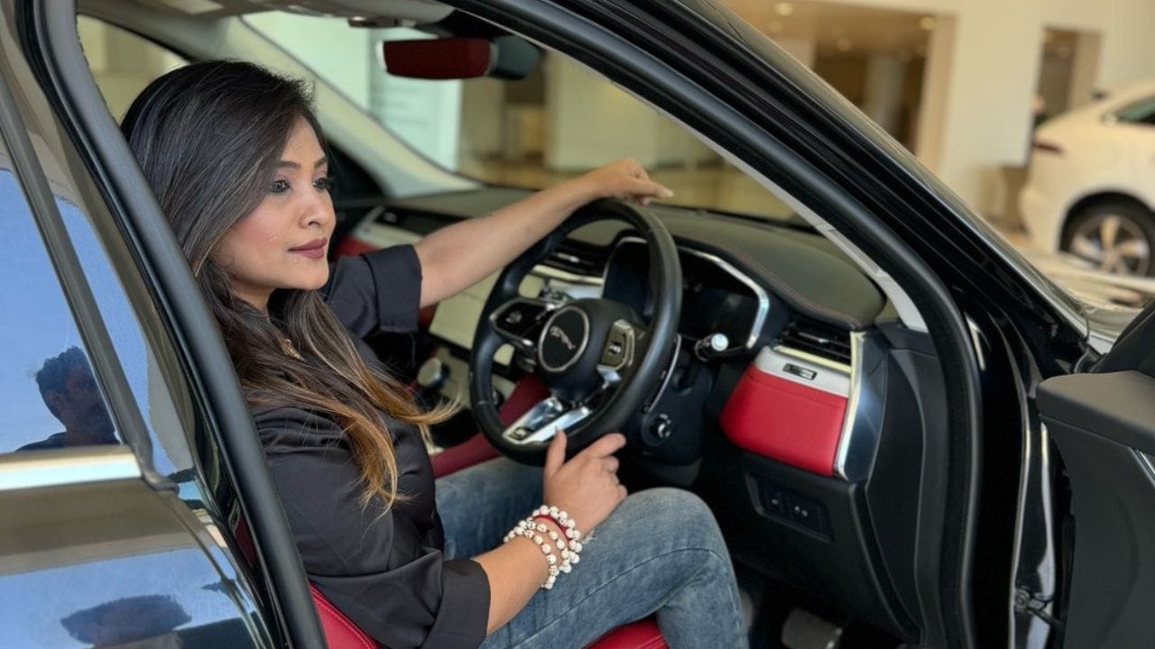 આ પહેલી વાર નથી જ્યારે કીર્તિ પટેલ કાયદાના સકંજામાં આવી હોય. ગુજરાતભરના પોલીસ સ્ટેશનોમાં તેમની વિરુદ્ધ ઓછામાં ઓછી 10 FIR નોંધાયેલી છે, જેમાં હત્યાનો પ્રયાસ (2020, પુણે પોલીસ), ખંડણી (વસ્ત્રપુર પોલીસ) અને ગુનાહિત ધાકધમકીનો સમાવેશ થાય છે. ગાંધીનગર, પાટણ, જૂનાગઢ અને સુરત ગ્રામીણ પોલીસ હદમાં તેમની વિરુદ્ધ હુમલોથી લઈને દારૂબંધી સુધીના કેસ પણ નોંધાયેલા છે.