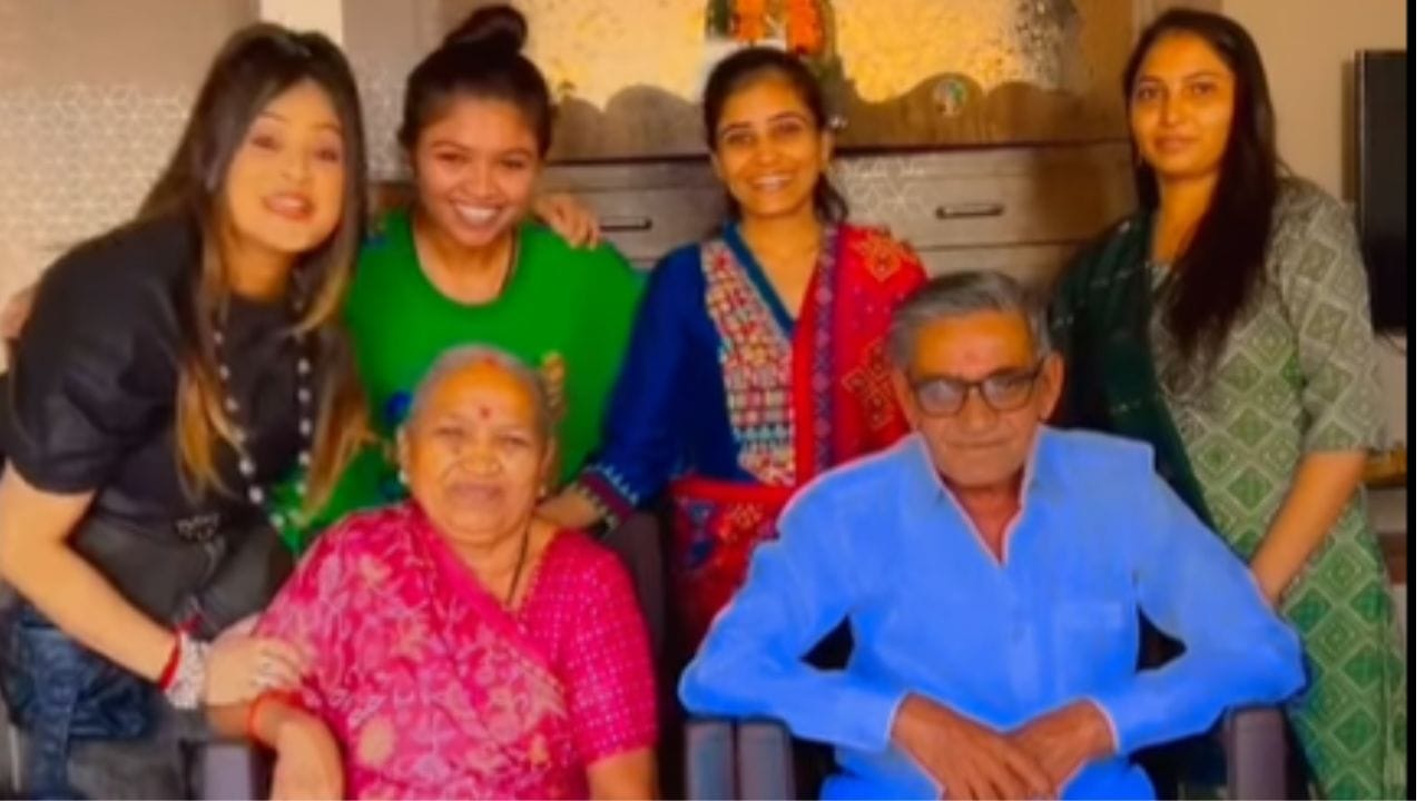 કીર્તિ પટેલ કોઈને પણ ધમકી આપવા મામલે ચર્ચામાં રહેતી હોય છે. પોતાના સોશિયલ મીડિયા પરના વીડિયોને કારણે પણ ચર્ચામાં રહે છે. સોશિયલ મીડિયા પર બેફાટ નિવેદનો પણ આપે છે.