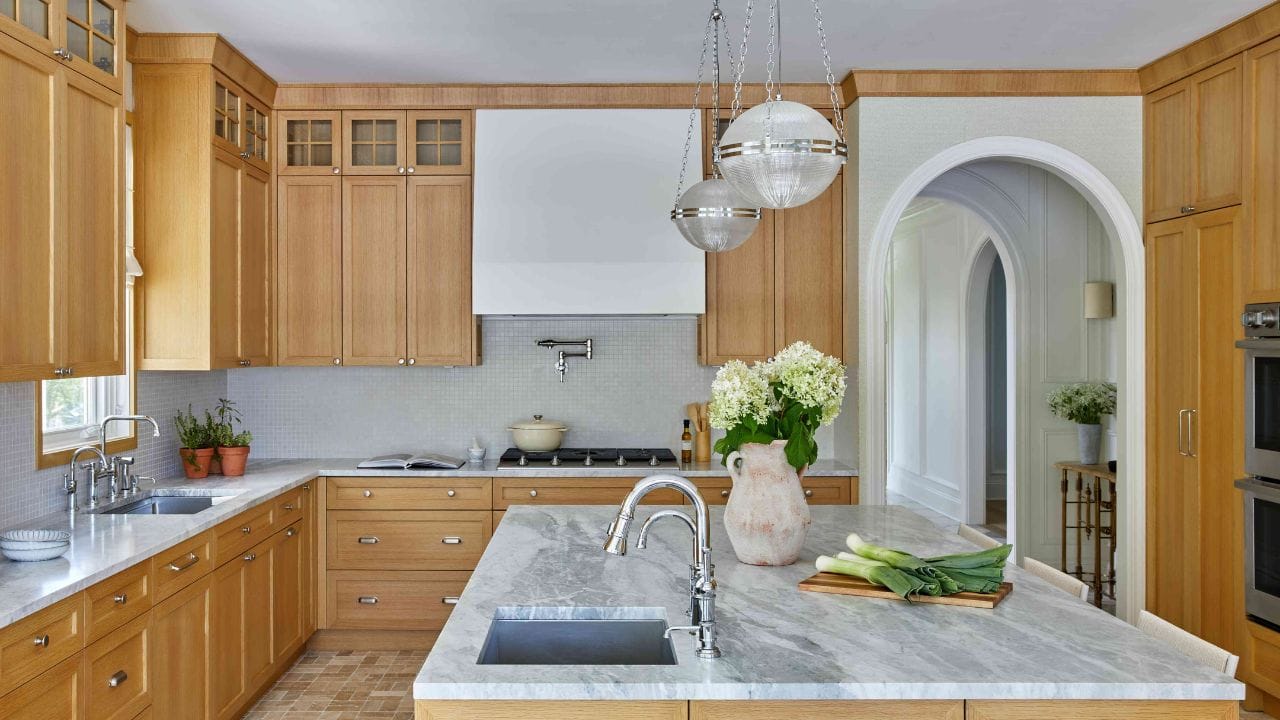 વસ્તુઓની ખોટી દિશા અને જાળવણીને કારણે રસોડામાં વાસ્તુ દોષ બને છે. પરંતુ તમે રસોડાના વાસ્તુ દોષને તોડી પાડ્યા વિના સુધારી શકો છો. ચાલો જાણીએ રસોડાના વાસ્તુ દોષને તોડી પાડ્યા વિના કેવી રીતે સુધારવો.
