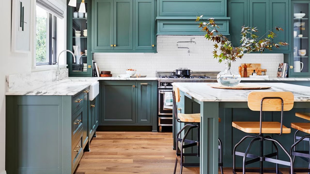 રસોડાના વાસ્તુ દોષને તોડી પાડ્યા વિના કેવી રીતે દૂર કરવો?: જો તમારું રસોડું ખોટી દિશામાં હોય, તો તમારે વાસ્તુ દોષનો સામનો કરવો પડશે. આવી સ્થિતિમાં, રસોડાના વાસ્તુ દોષને દૂર કરવા માટે, અગ્નિ ખૂણામાં એટલે કે દક્ષિણ-પૂર્વ દિશામાં લાલ બલ્બ લગાવો. આ બલ્બ સવારે અને સાંજે પ્રગટાવો. એવું માનવામાં આવે છે કે આમ કરવાથી રસોડાના વાસ્તુ દોષ દૂર થાય છે.
