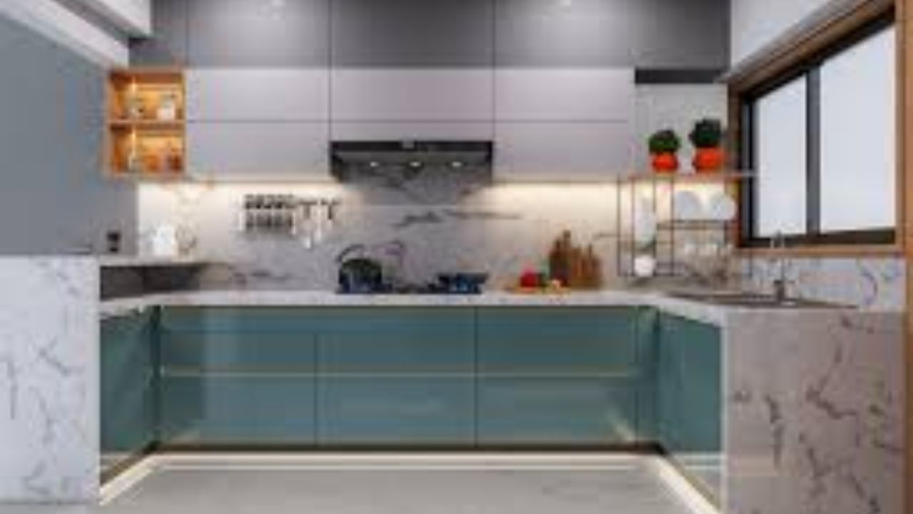 જો રસોડું મુખ્ય દરવાજાની સામે હોય, તો આ પણ વાસ્તુ દોષ બનાવે છે. આવી સ્થિતિમાં, તમારે મુખ્ય દરવાજા અને રસોડાની વચ્ચે એક ભારે પડદો લગાવવો જોઈએ. ઉપરાંત, રસોડાની પૂર્વ કે ઉત્તર દિવાલ પર સ્વસ્તિક બનાવો. એવું માનવામાં આવે છે કે આમ કરવાથી રસોડાના વાસ્તુ દોષ દૂર થાય છે અને ઘરમાં સકારાત્મક ઉર્જા પ્રવેશ કરે છે.
