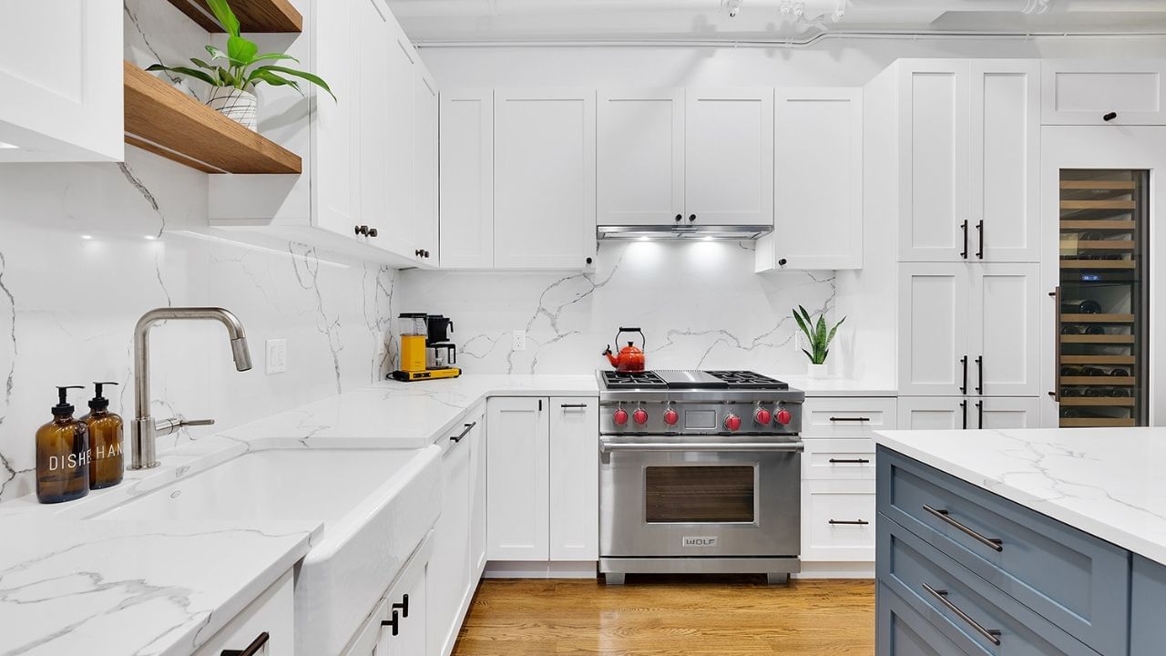 જો તમારું રસોડું વાસ્તુ અનુસાર નથી તો રસોડામાં ચૂલો હંમેશા દક્ષિણ-પૂર્વ દિશામાં રાખવો જોઈએ. રસોડામાં ચૂલો એવી રીતે રાખો કે રસોઈ બનાવતી વખતે મુખ પૂર્વ તરફ હોય. આ સાથે રસોડામાં પાણી હંમેશા ઉત્તર-પૂર્વ ખૂણામાં રાખો.
