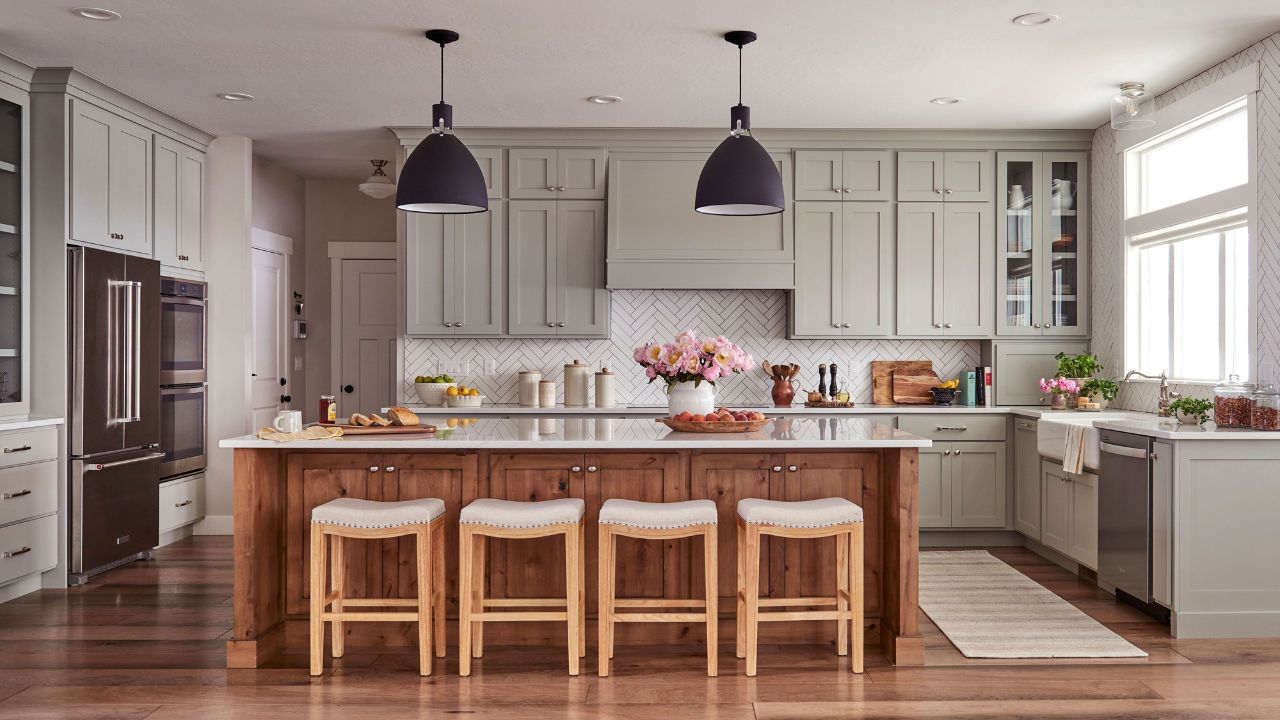 તોડી પાડ્યા વિના રસોડાના વાસ્તુ દોષને દૂર કરવાનો સૌથી સરળ રસ્તો એ છે કે ગેસ ચૂલો અને સિંકને રસોડામાં એકસાથે ન રાખો. સિંક પાણીનું તત્વ દર્શાવે છે અને ચૂલો અગ્નિ તત્વ દર્શાવે છે, તેથી આ બંને વિરોધી તત્વો છે. બંનેને એકસાથે રાખવાથી રસોડામાં વાસ્તુ દોષ ઉત્પન્ન થાય છે, તેથી રસોડામાં પાણી અને ચૂલાને એકબીજાથી દૂર રાખવા જોઈએ.
