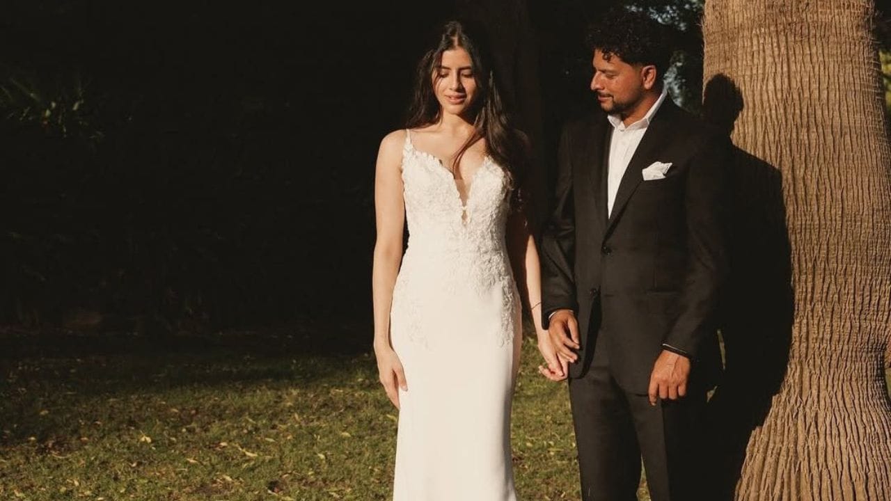 કુલદીપ યાદવે 16 જૂનના રોજ વંશિકા સાથે સગાઈના ફોટો સોશિયલ મીડિયા પર શેર કર્યા હતા પરંતુ થોડા સમય બાદ આ ફોટો ડિલીટ કરવામાં આવ્યા છે. આ ફોટોમાં કુલદીપે બ્લેક શૂટ અને વંશિકાએ સફેદ ગાઉન પહેર્યું હતુ. આ ફોટો સોશિયલ મીડિયા પર વાયરલ થયા હતા. કુલદીપ યાદવે ફોટો ડિલીટ કરતા ચાહકો ચોંકી ગયા છે.