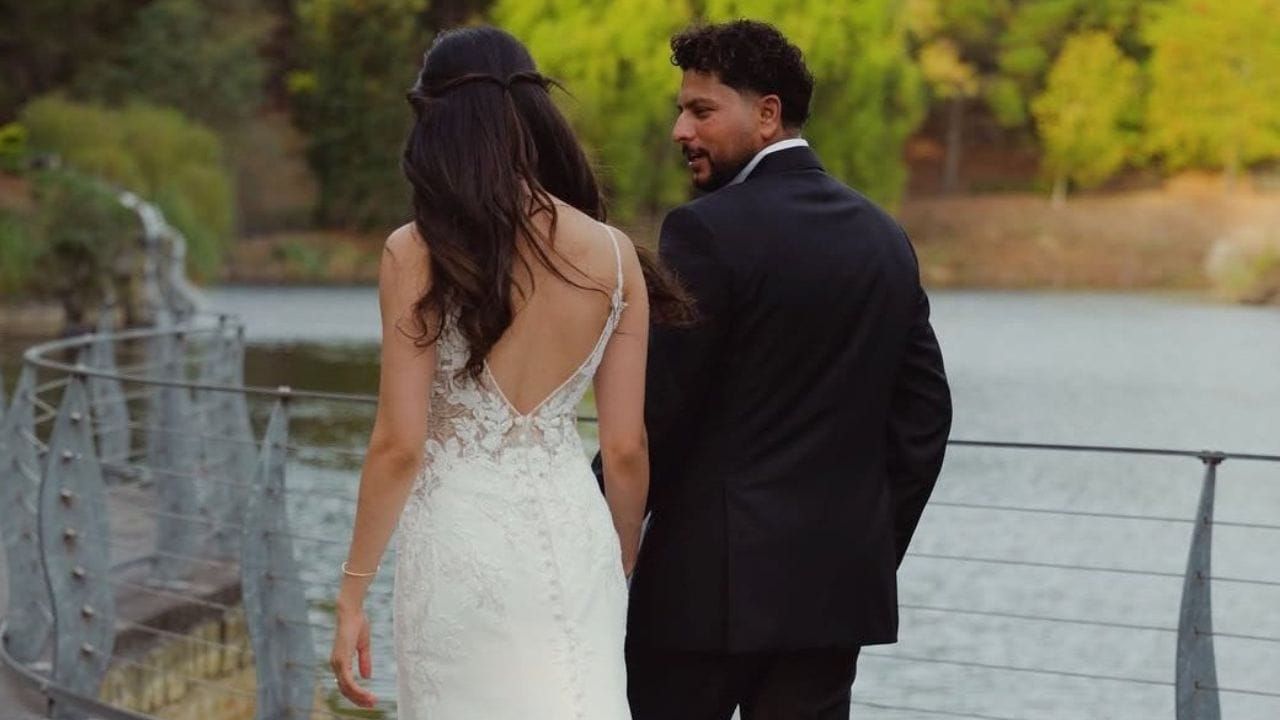 કુલદીપ યાદવે ફોટો ડિલીટ કર્યા બાદ અનેક સવાલો સામે આવી રહ્યા છે. સોશિયલ મીડિયા પર કેટલાક ચાહકો બંન્નેના સંબંધોને લઈને પણ વાતો કરી રહ્યા છે. તો કેટલાક ચાહકોનું માનવું છે કે, સોશિયલ મીડિયા પર ટ્રોલર્સ કે કોમેન્ટ થી બચવા માટે કુલદીપ યાદવે આવું કર્યું છે.