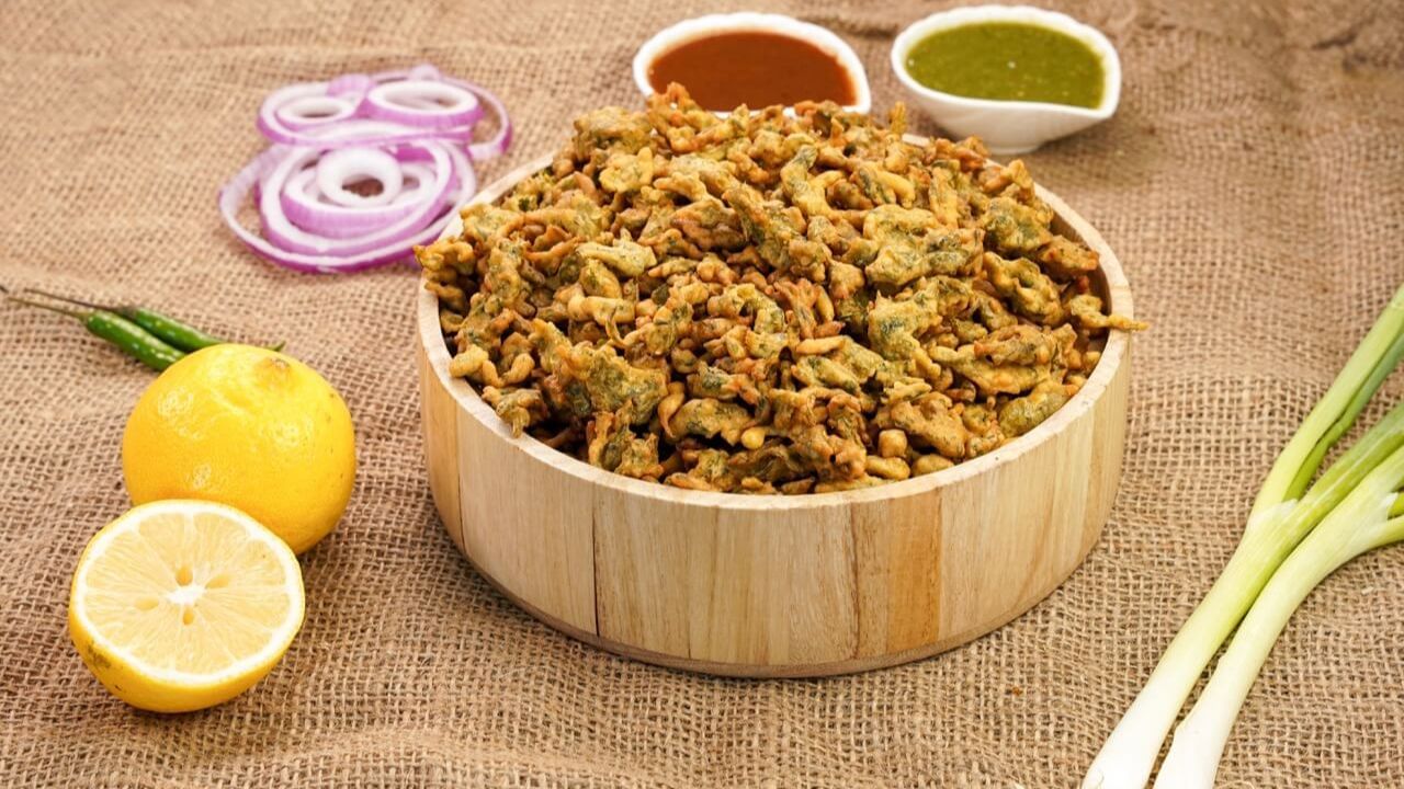 ત્યારબાદ બેટરમાં ખાવાના સોડા ઉમેરી બરાબર મિક્સ કરી સો. હવે એક પેનમાં તેલ ગરમ કરવા મુકો.