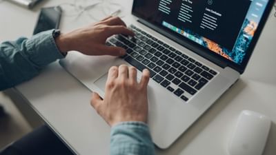 જો તમે અભ્યાસ, ઓફિસના કામ કે મનોરંજન માટે લેપટોપનો ઉપયોગ કરો છો અને તેને વારંવાર ચાર્જ કરવાથી પરેશાન છો, તો આ માહિતી તમારા માટે છે. યોગ્ય ટેવો અને થોડા સ્માર્ટ સેટિંગ્સમાં ફેરફાર કરીને, તમે તમારા લેપટોપની બેટરી લાઇફ ઘણી હદ સુધી વધારી શકો છો. અહીં અમે તમને કેટલીક સરળ ટિપ્સ વિશે જણાવીશું જેની મદદથી તમારા લેપટોપની બેટરી લાંબા સમય સુધી ચાલશે.