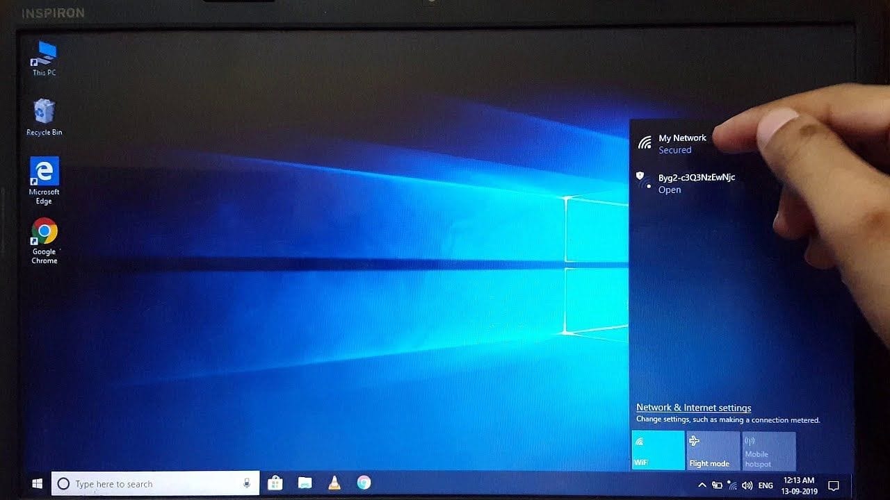 Wi-Fi અને Bluetooth: Wi-Fi અને Bluetooth ફક્ત જરૂરી હોય ત્યારે જ ચાલુ રાખો. જો તમે ઇન્ટરનેટ કે બ્લૂટૂથ ડિવાઇસનો ઉપયોગ નથી કરી રહ્યા, તો તેમને બંધ કરો. આ સુવિધાઓ સતત સિગ્નલ શોધતી રહે છે, જેનાથી બેટરી ઝડપથી ખતમ થાય છે.