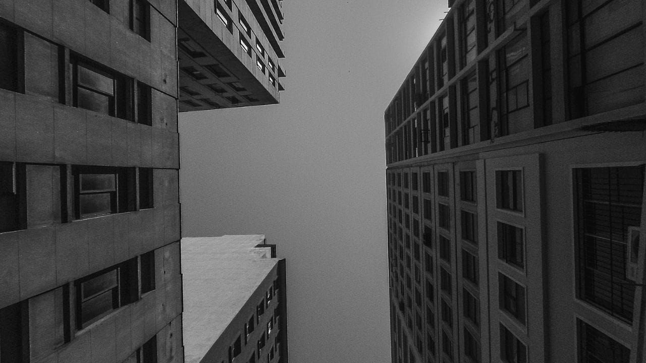 સુપ્રીમ કોર્ટ કહ્યું, જો મિલકતના વેચાણ માટેનો કરાર ચાર મહિનાની અંદર રજીસ્ટર ન થાય તો તેને માન્ય ગણવામાં આવશે નહીં  આ અવલોકન સર્વોચ્ચ અદાલત દ્વારા મહનૂર ફાતિમા ઇમરાન અને અન્ય વિરુદ્ધ વિશ્વેશ્વર ઇન્ફ્રાસ્ટ્રક્ચર પ્રાઇવેટ લિમિટેડ અને અન્ય [2025 INSC 646] ના કેસમાં કરવામાં આવ્યું હતું, જેમાં વર્ષો જૂના વેચાણ કરારની માન્યતા પર પ્રશ્ન ઉઠાવવામાં આવ્યો હતો. તે કરાર ક્યારેય સમયસર નોંધાયેલ ન હતો અને બાદમાં તેને "માન્ય" જાહેર કરવાનો પ્રયાસ કરવામાં આવ્યો હતો.