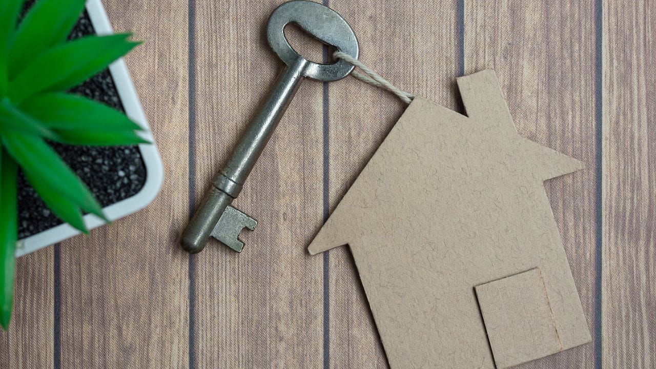 અમદાવાદ, વડોદરા,રાજકોટ સહિત અનેક સીટીમાં લોકો પોતાનું શહેર અને ગામડું છોડી નોકરી કરવા માટે આવતા હોય છે.ત્યારે બહારથી આવતા લોકો ભાડાના મકાનમાં રહે છે. ભાડે રહેતા લોકો અનેક મુશ્કેલીઓનો સામનો કરે છે. 