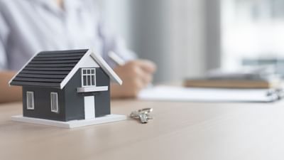 આજકાલ ભારતના મોટાભાગના લોકો પોતાના ઘરથી દુર અન્ય શહેર કે રાજ્યમાં નોકરી કરતા હોય છે. આ દરમિયાન તેઓ ભાડાના મકાનમાં રહે છે. આ ભાડાના મકાનમાં રહેવાની સૌથી મોટી સમસ્યાએ હોય છે કે, મકાનમાલિક દર વર્ષે ભાડું વધારે છે.