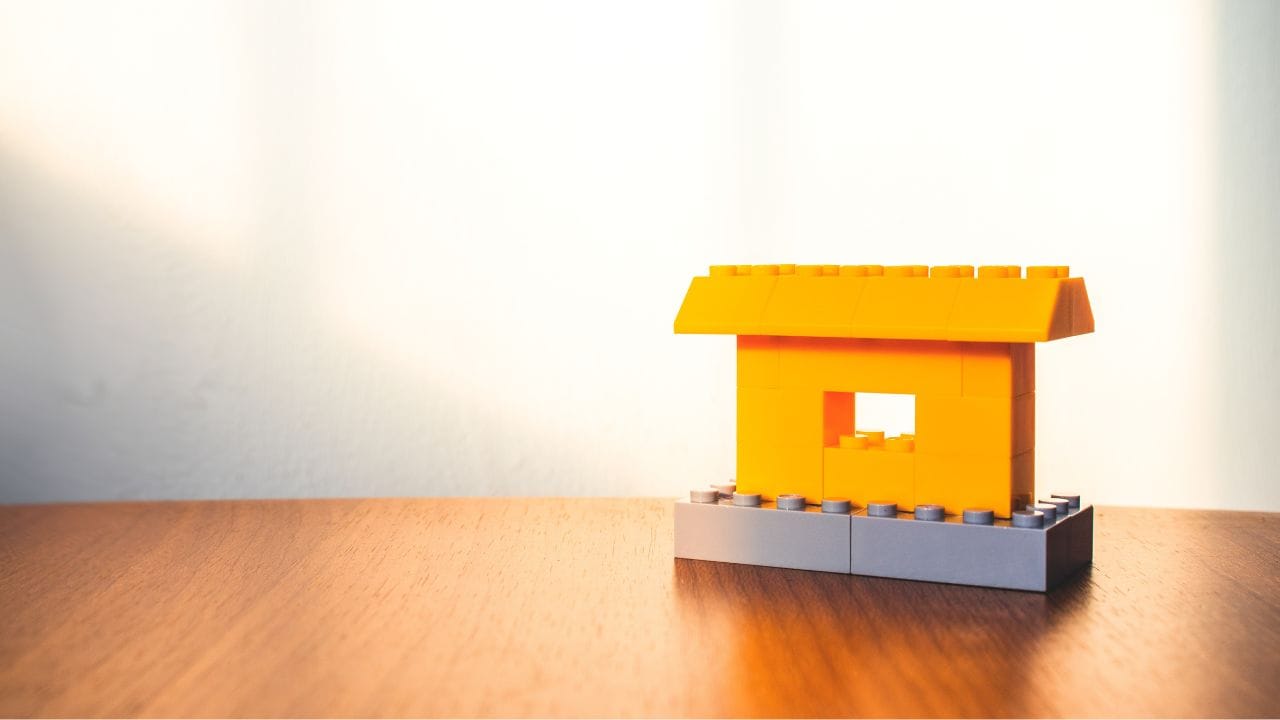 નોંધણી કાયદાની કાનૂની જોગવાઈઓ વિશે આપણે વાત કરીએ તો.જસ્ટિસ સુધાંશુ ધુલિયા અને જસ્ટિસ કે. વિનોદ ચંદ્રનની આગેવાની હેઠળની બેન્ચે નોંધણી અધિનિયમ, 1908ની કલમ 23 અને 34 ટાંકીને કહ્યું,કે "સ્થાવર મિલકતમાં અથવા તેનાથી સંબંધિત કોઈપણ અધિકાર, માલિકી અથવા હિતનું સર્જન કરતું કોઈપણ દસ્તાવેજનું નોંધણી ફરજિયાત છે અને તેના અમલની તારીખથી ચાર મહિનાની અંદર કરવું આવશ્યક છે. જો આ સમય મર્યાદા ઓળંગાઈ જાય, તો દસ્તાવેજ માન્ય રહેતો નથી."