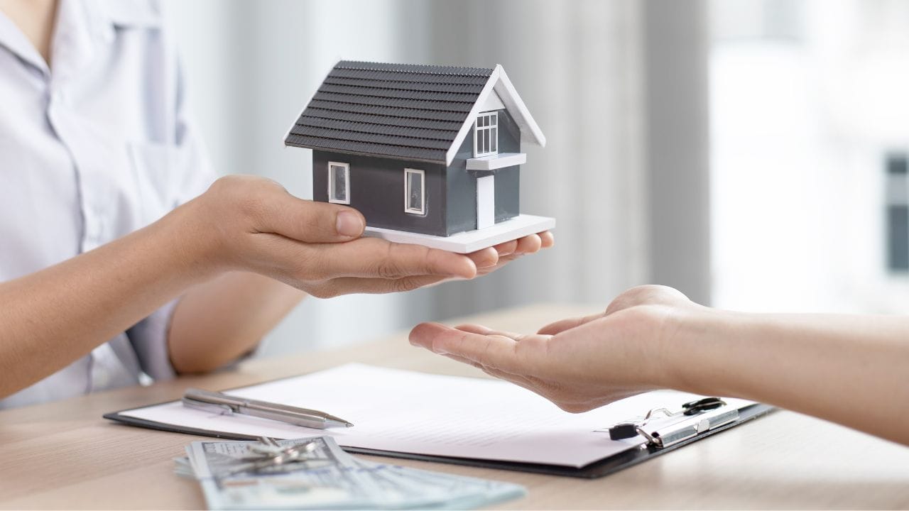 સુપ્રીમ કોર્ટના મુખ્ય ટિપ્પણીઓની આપણે વાત કરીએ તોકોર્ટે સ્પષ્ટ કર્યું કે,માત્ર દસ્તાવેજની નોંધણી પૂરતી નથી, પરંતુ તે કાયદામાં નિર્ધારિત સમય મર્યાદામાં થવી જોઈએ. વર્ષો પછી વિલંબિત નોંધણી અથવા નોંધણી મિલકતનું માન્ય ટ્રાન્સફર નથી.નોંધણી વિના વેચાણ કરાર ફક્ત કરાર છે, તે માલિકી પ્રદાન કરતા નથી.