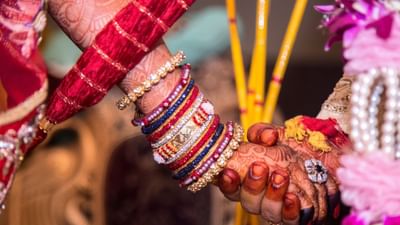 હિન્દુ લગ્ન અધિનિયમની કલમ 13-બી પરસ્પર સંમતિથી છૂટાછેડાની જોગવાઈ છે. કાયદાની કલમ 14 મુજબ, લગ્નના એક વર્ષની અંદર કોઈપણ કોર્ટમાં છૂટાછેડાની અરજી દાખલ કરી શકાતી નથી. કલમ 14 (1) ની જોગવાઈ મુજબ, જો અરજી દાખલ કરવામાં આવી હોય તે કોર્ટમાં અરજી દાખલ કરનાર પક્ષને અપવાદરૂપ મુશ્કેલીઓનો સામનો કરવો પડતો હોય અથવા પ્રતિવાદી તરફથી અપવાદરૂપ ભ્રષ્ટાચાર થયો હોય તો આવી અરજી પર વિચાર કરી શકાય છે.