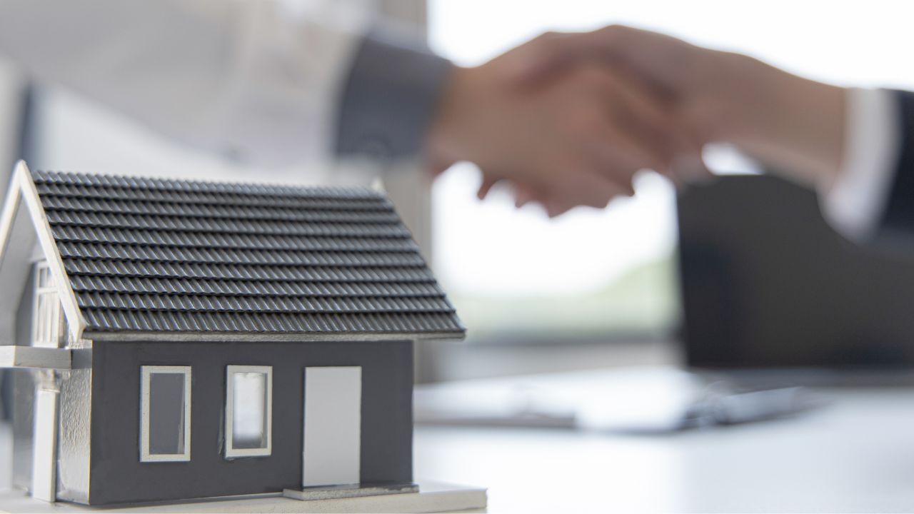 જો તમારા મકાન માલિક એગ્રીમેન્ટમાં નક્કી કરાયેલ ચાર્જથી વધુ ભાડું લે છે કે, અન્ય રીતે પરેશાન કરે છે. તો તમે આ વિશે કલેક્ટર ઓફિસમાં રેન્ટ કંટ્રોલ ડિવીઝનમાં લેખિત રુપથી ફરિયાદ કરી શકો છો. લેખિત ફરિયાદ કરતી વખતે તમારે પોતાની ઓળખ પણ બતાવવી પડશે.