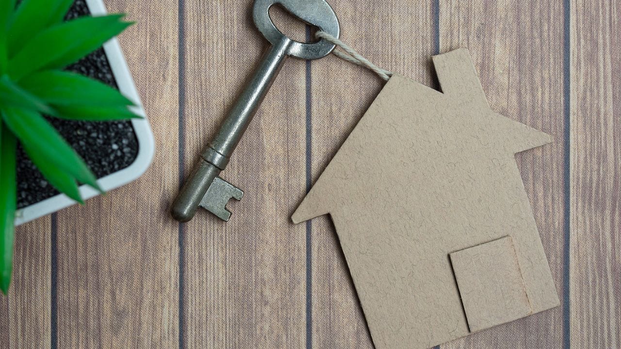 જો તમારા ભાડાના ઘરની દિવાલોનો રંગ ઝાંખો પડી ગયો હોય, ફ્લોર પર સ્ક્રેચ આવી ગઈ હોય અને વસ્તુઓ થોડી તુટી ગઈ હોય, તો આને કુદરતી ઘસારો માનવામાં આવે છે. આવા કિસ્સામાં, મકાનમાલિક આ કારણો આપીને તમારા સિક્યોરિટી પૈસા રોકી શકતા નથી.