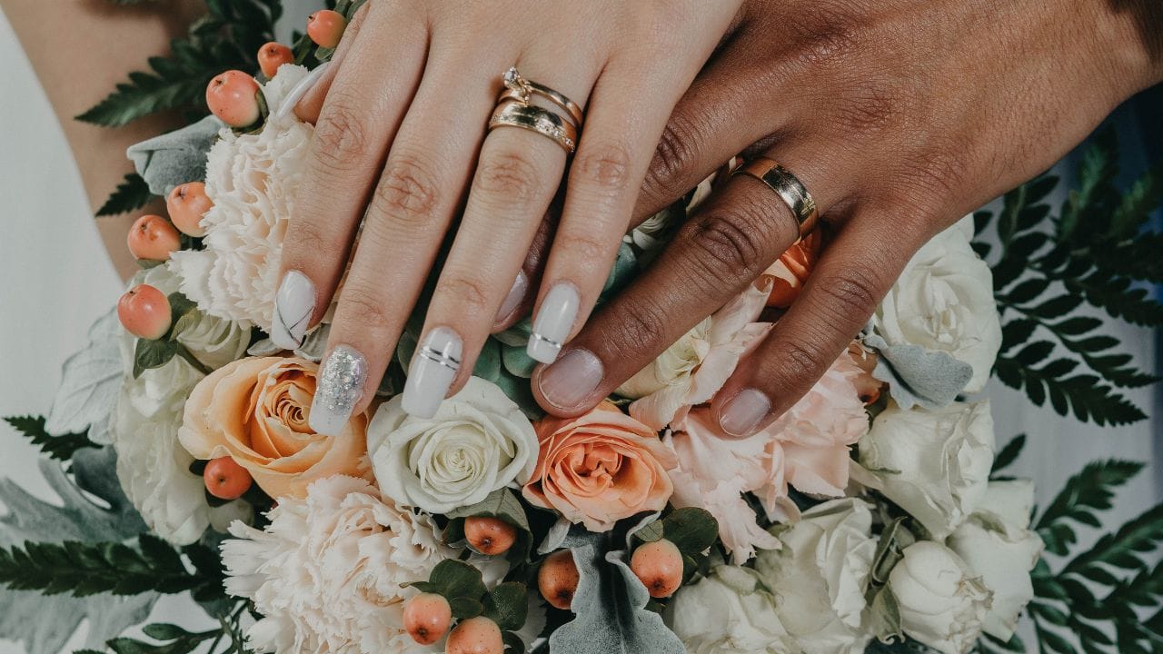 બીજા લગ્ન કરવા પાછળ અનેક કારણો છે. જેમાં ઘરેલું હિંસા પણ સામેલ છે. જેમાં પતિ તેમના પત્નીથી પરેશાન થઈ બીજા લગ્ન કરે છે, આનું એક કારણ મેરિટલ અફેર પણ હોય શકે છે.  