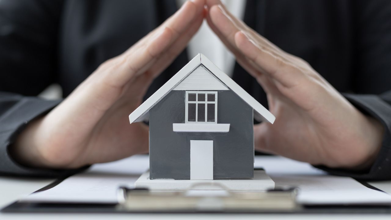 જો મકાનમાલિક તમને હેરાન કરી રહ્યો હોય, તો તમે રેન્ટ કંટ્રોલ એક્ટ હેઠળ કલેક્ટર કચેરીમાં ફરિયાદ કરી શકો છો.જો મકાનમાલિકે મિલકતનો બળજબરીથી કબજો લેવા જેવો ગુનો કર્યો હોય (IPC ની કલમ 441), તો તમે પોલીસ સ્ટેશનમાં ફરિયાદ નોંધાવી શકો છો.