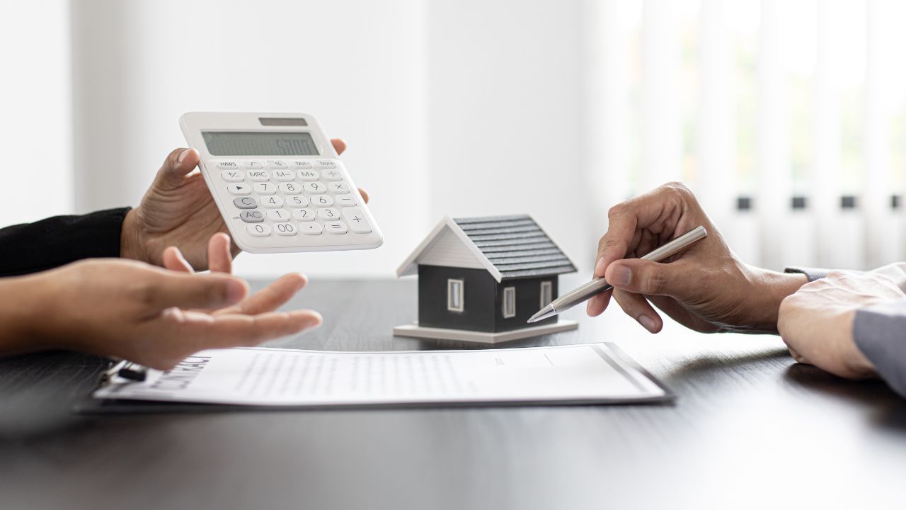  જો મકાનમાલિકે તમારી સાથે છેતરપિંડી કરી હોય, તો તમે વળતરની માંગણી માટે કોર્ટમાં કેસ દાખલ કરી શકો છો.જો તમને કાનૂની સલાહની જરૂર હોય, તો તમે વકીલનો સંપર્ક કરી શકો છો.