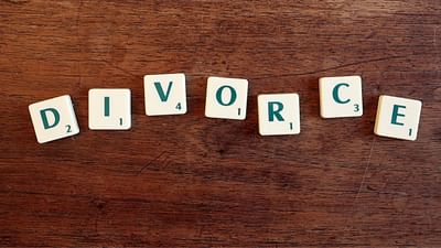  આજકાલના બદલતા સમયમાં સંબંધોનો અર્થ પણ બદલાવા લાગ્યો છે. છેલ્લા કેટલાક વર્ષોમાં દેશમાં છૂટાછેડાના કેસોમાં ઘણો વધારો થયો છે.તાજેતરમાં ઘણા હાઇ પ્રોફાઇલ લોકોના છૂટાછેડાના સમાચાર પણ ચર્ચામાં આવ્યા હતા. 