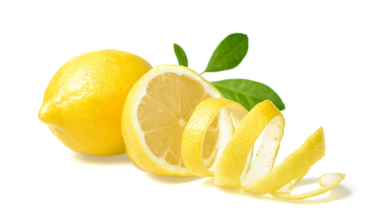 વાસણો અને સિંક સાફ કરવામાં મદદરૂપ: લીંબુની છાલમાં કુદરતી એસિડ અને તેલ હોય છે જે સરળતાથી ગ્રીસ અને હઠીલા ડાઘ દૂર કરે છે. તમે તેને મીઠા સાથે ભેળવીને સિંક, ગેસ સ્ટવ અથવા વાસણો સાફ કરવા માટે તેનો ઉપયોગ કરી શકો છો. આ માત્ર ડાઘ દૂર કરતું નથી પણ તાજી સુગંધ પણ આપે છે.
