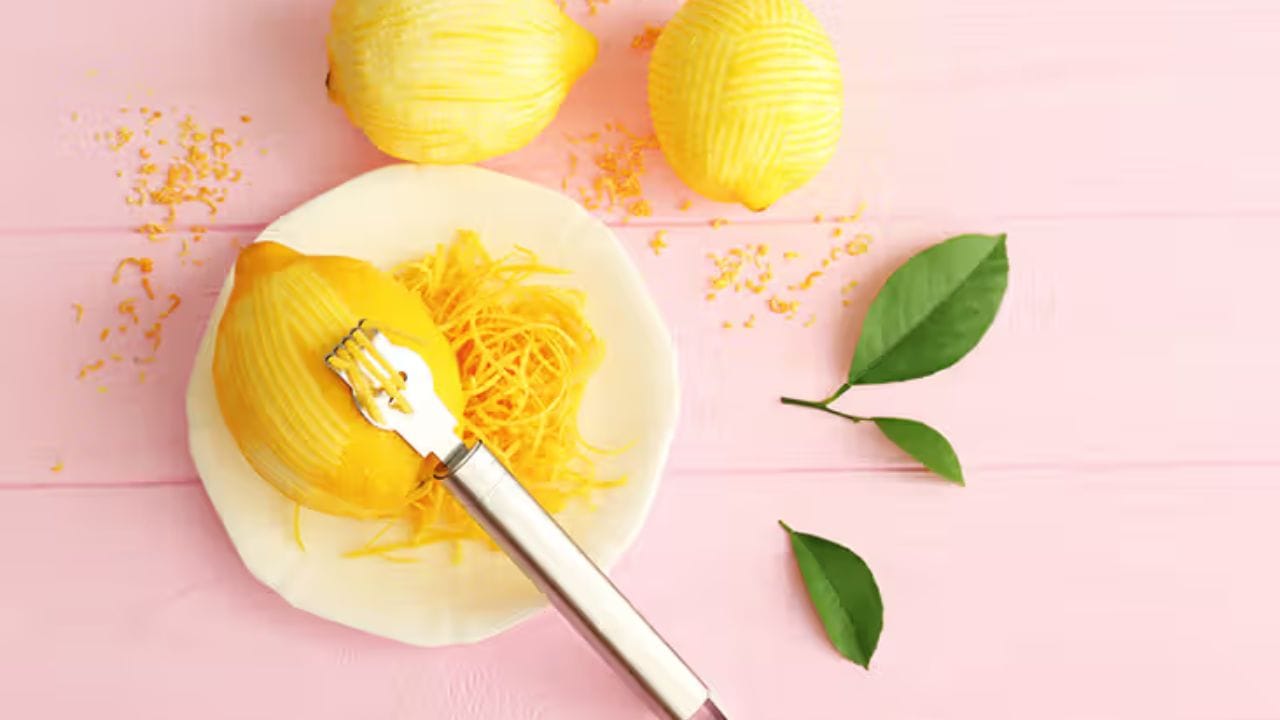 જંતુઓ ભગાડવામાં અસરકારક: લીંબુની છાલમાં જોવા મળતું સાઇટ્રસ તેલ જંતુઓ અને મચ્છરોને દૂર રાખે છે. છાલને બારીઓ કે દરવાજા પાસે રાખવાથી કીડીઓ અને વંદો જેવા જંતુઓ દૂર રહે છે. તેને સૂકવીને પાવડર બનાવો અને જ્યાં પણ જંતુઓ દેખાય ત્યાં છાંટો.
