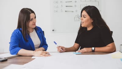 મેટરનિટી રજા એ એક એવી રજા છે જે ગર્ભવતી મહિલાઓને બાળકને જન્મ આપ્યા પછી અને બાળકની સંભાળ રાખવા માટે આપવામાં આવે છે.