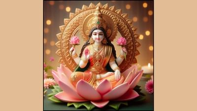 સનાતન ધર્મમાં માં લક્ષ્મીને ધન અને સૌભાગ્યની દેવી કહેવામાં આવે છે. એવું માનવામાં આવે છે કે, કેટલીક ખાસ વસ્તુઓ એટલી પવિત્ર અને શુભ હોય છે કે તેની હાજરી જ સીધી માં લક્ષ્મીને તમારા ઘર તરફ ખેંચે છે. જો તમે તમારા ઘરમાં માં લક્ષ્મીના પસંદની ખાસ વસ્તુઓ રાખો છો, તો સકારાત્મક ઉર્જાનો સંચાર થાય છે અને ગરીબી દૂર થાય છે.