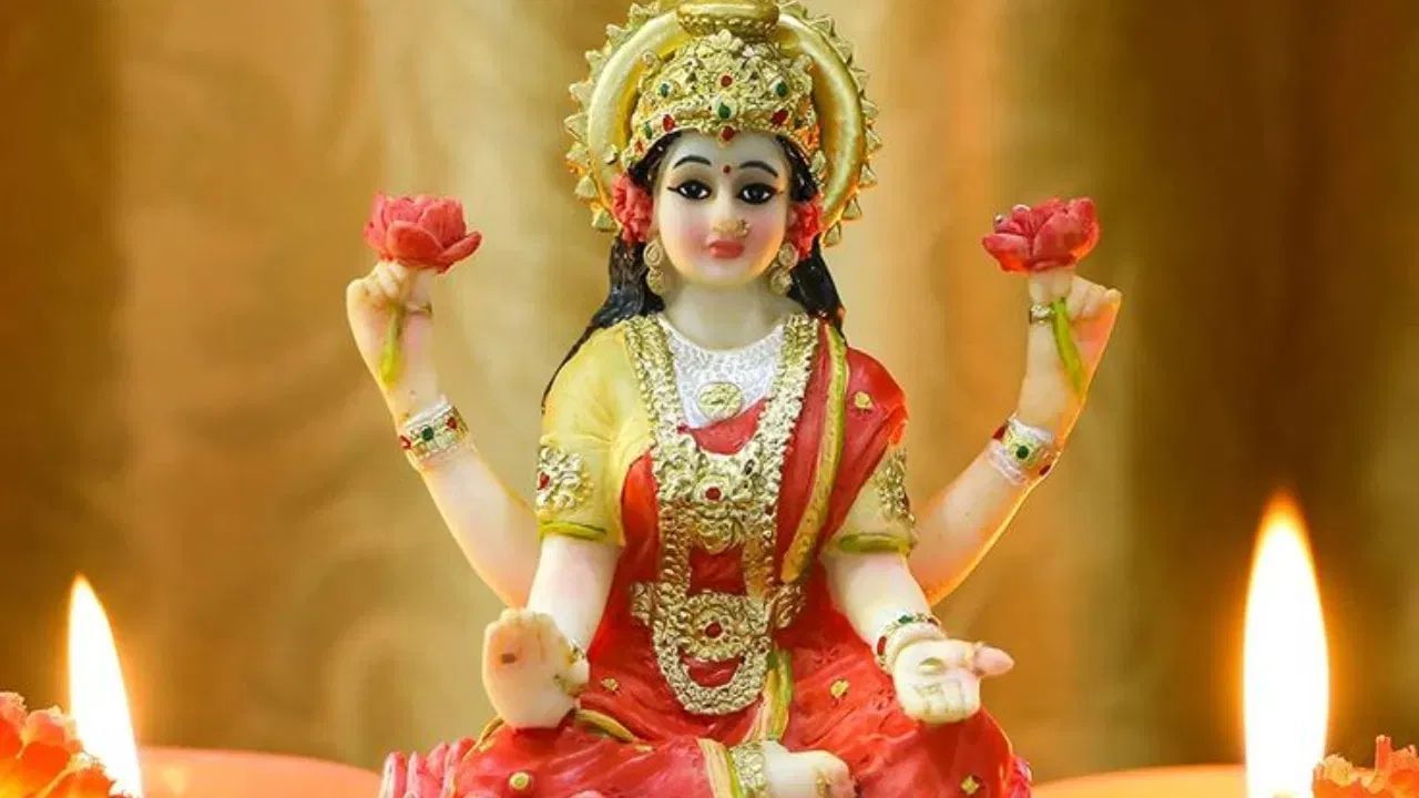 ધનલાભ માટે: જો તમે શુક્રવારે કમળના બીજની માળા સાથે આ મંત્રનો જાપ કરશો, તો તમને ધનલાભ થશે. જેનો મંત્ર 'ઓમ ધનાય નમઃ' છે.
