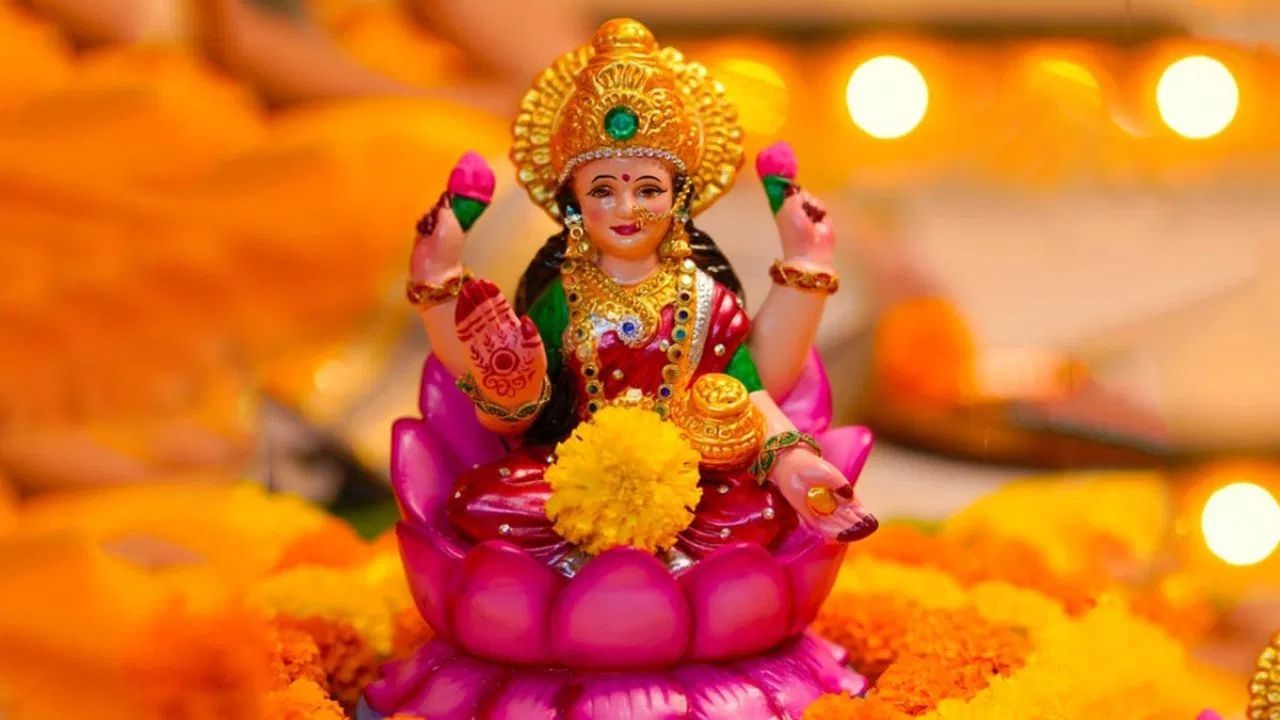 માં લક્ષ્મીની મૂર્તિ : જો તમે તમારા ઘરમાં માં લક્ષ્મી રાખવા માંગતા હોવ, તો તમારે તેમનો ફોટો અથવા મૂર્તિ ઘરમાં રાખવી જોઈએ. દરરોજ સવારે અને સાંજે દેવી લક્ષ્મીની પૂજા કરો. માં લક્ષ્મીની મૂર્તિ તમે ઉત્તર-પૂર્વ દિશામાં રાખી છો, જેનાથી ઘરમાં સુખ સમૃદ્ધિ આવવા લાગે છે.