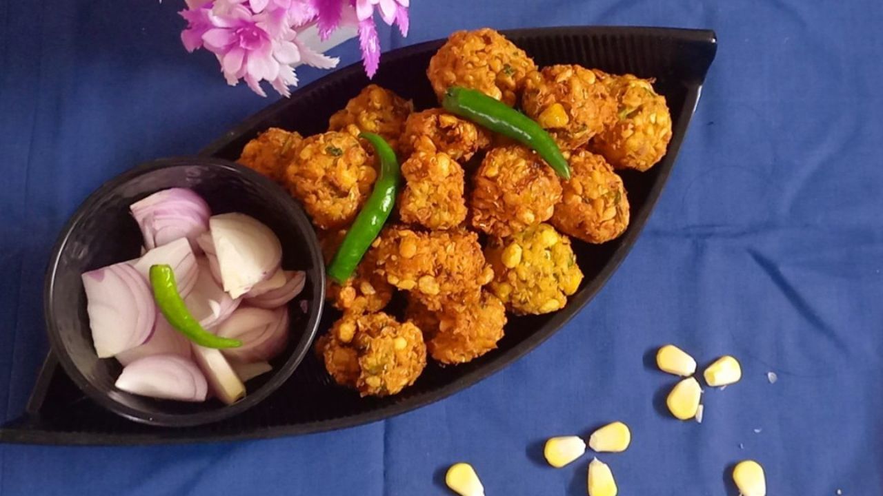ભારતમાં મકાઈની અલગ-અલગ વાનગીઓ બનાવવામાં આવે છે. ત્યારે આજે અમે તમને મકાઈના ભજીયા ઘરે સરળતાથી બનાવી શકાય છે.