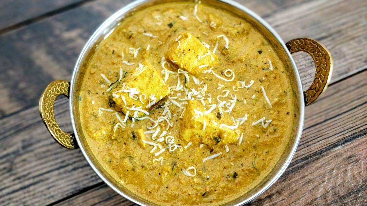 મલાઈ પનીર બનાવવા માટે પનીર, ક્રીમ, કસૂરી મેથી, ડુંગળી, બદામ, આદું, કાજુ, લસણની કળી, ગરમ મસાલો, હળદર, લાલ મરચું પાઉડર, ધાણાજીરું, તેલ, લીલા ધાણા, મીંઠુ સહિતની સામગ્રીની જરુર પડશે. 