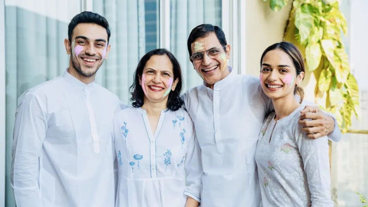  માનુષીના પરિવારમાં તેના માતાપિતા ઉપરાંત, તેનો એક નાનો ભાઈ પણ છે. જેનું નામ દલમિત્ર છિલ્લર છે. તેની એક બહેન પણ છે જેનું નામ દેવાંગના છિલ્લર છે, જે એલએલબી કરી રહી છે.