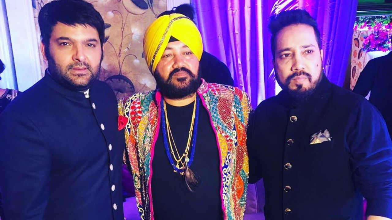 સુપ્રસિદ્ધ ગાયક દલેર મહેંદીના નાના ભાઈ મીકા જાગરણ અને કીર્તનમાં ગાતા હતા. બાદમાં તેણે ફિલ્મી દુનિયામાં પ્રવેશ કર્યો. 'સાવન મેં લગ ગઈ આગ', 'આજ કી પાર્ટી',  , સુબહ હોને ના દે' અને 'આપકા ક્યા હોગા' જેવા ફેમસ ગીતોને અવાજ આપનાર મીકા એક ગીત માટે 10 થી 13 લાખ રૂપિયા ચાર્જ કરે છે. તે એક સ્ટેજ શો માટે 50 લાખ રૂપિયા સુધી ચાર્જ કરે છે.