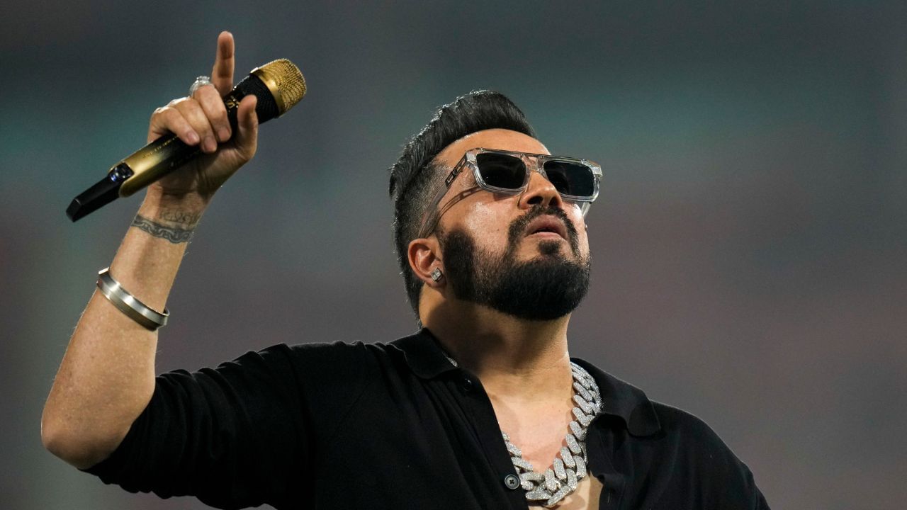 મીકા સિંહ અને તેમના મોટા ભાઈ દલેર મહેંદી તેમના પિતા અજમેર સિંહના સંગીતથી પ્રેરિત હતા, જેઓ એક પ્રશિક્ષિત શાસ્ત્રીય સંગીતકાર હતા અને બાળપણથી જ પટના સાહિબ ગુરુદ્વારામાં કીર્તન ગાતા હતા. 