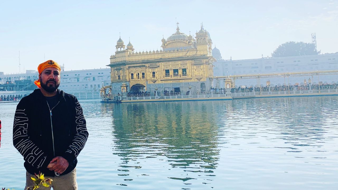 મીડિયા રિપોર્ટ્સ અનુસાર, મીકા સિંહની કુલ સંપત્તિ લગભગ 95.98 કરોડ રૂપિયા છે. મીકા સિંહ પોતાની મોટાભાગની આવક દુનિયાભરમાં ગાયન અને ઘણા સ્ટેજ પર્ફોર્મન્સ કરીને કમાય છે તેવું કહેવાય છે. મીકા સિંહે અનેક ટીવી શોમાં પણ કામ કર્યું છે, જે તેમની આવકમાં વધારો કરે છે.  