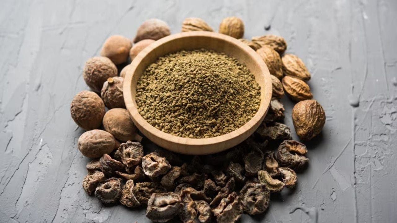 ત્રિફળા, ત્રણ ફળો આમળા, હરિતાકી અને બિભીતાકીમાંથી બનેલ આયુર્વેદિક હર્બલ મિશ્રણ, ઘણા પાચન ફાયદા ધરાવે છે. ત્રિફળા આંતરડાની ગતિવિધિઓને નિયમિત બનાવે છે, પાચનમાં સુધારો કરે છે અને પેટનું ફૂલવું ઘટાડે છે. તેનું સેવન કરવાથી ગેસ અને પેટનું ફૂલવું જેવી સમસ્યામાં રાહત મળે છે.